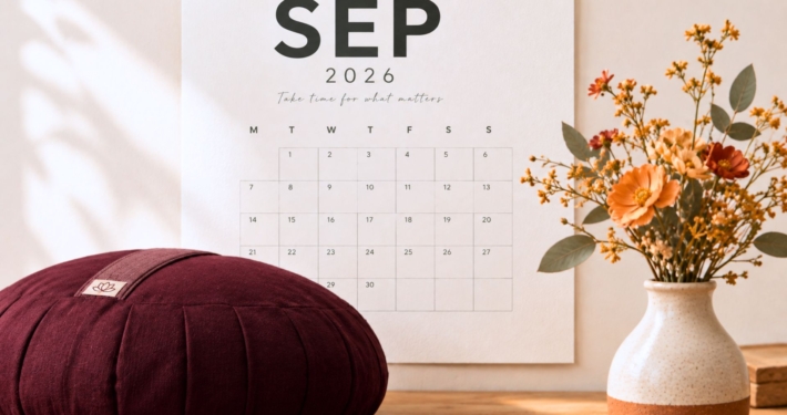 Calendrier de septembre 2026 et coussin de méditation, programme 2026-2027 du centre Pleine Présence Lyon